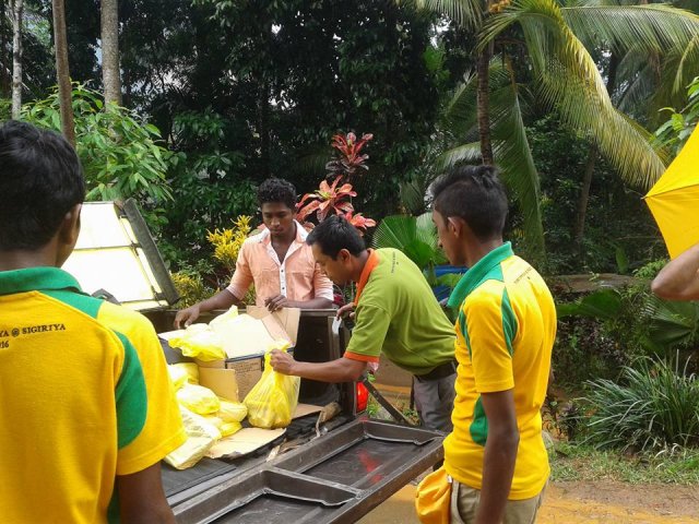 පාසල් උපකරණ ලබා දීම
