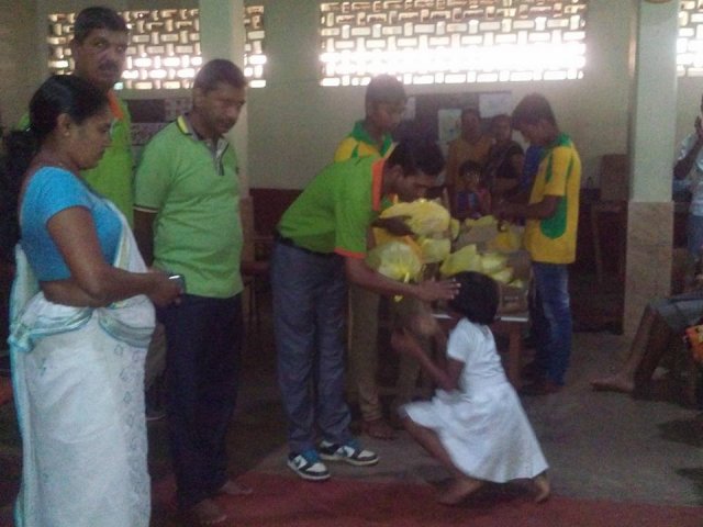 පාසල් උපකරණ ලබා දීම